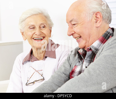 Glücklich lächelnd älteres Paar in einem Altersheim Stockfoto