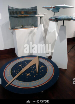 Sep 29, 2006; Manhattan, NY, USA; Zur Feier des 40. Jahrestages von "Star Trek" wird Christies versteigern offizielle "Star Trek"-Artikel aus dem Archiv von CBS Paramount Television Studios halten. Elemente enthalten Material aus allen "Star Trek"-TV-Serien und Filme, einschließlich Kostüme, Requisiten, Dressings, Modelle von Raumschiff Enterprise und verschiedene alien-Schiff gesetzt Stockfoto
