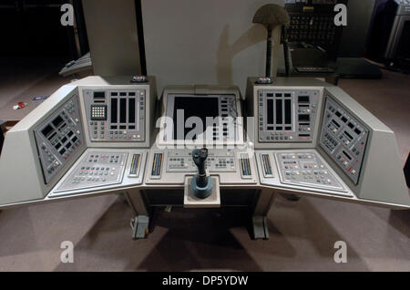 Sep 29, 2006; Manhattan, NY, USA; Zur Feier des 40. Jahrestages von "Star Trek" wird Christies versteigern offizielle "Star Trek"-Artikel aus dem Archiv von CBS Paramount Television Studios halten. Elemente enthalten Material aus allen "Star Trek"-TV-Serien und Filme, einschließlich Kostüme, Requisiten, Dressings, Modelle von Raumschiff Enterprise und verschiedene alien-Schiff gesetzt Stockfoto