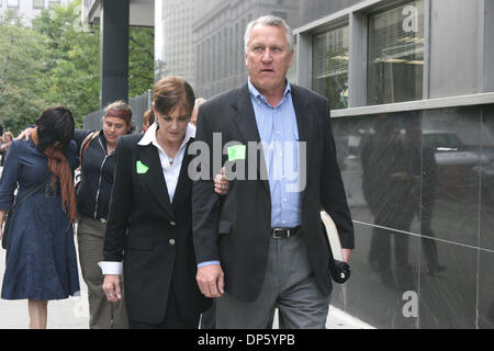 Sep 29, 2006; New York, NY, USA; Nicole DuFresne Eltern verlassen 111 Center St. in Manhattan. Die Dreharbeiten fanden auf der Rivington Street in der Lower East Side am 27. Januar 2005 wo aufstrebende Schauspielerin Nicole DuFresne erschossen wurde. Obligatorische Credit: Foto von Mariela Lombard/ZUMA Press. (©) Copyright 2006 von Mariela Lombard Stockfoto