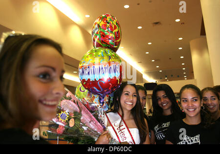 Sep 30, 2006; West Palm Beach, FL, USA; Miss Teen US Latina Festzug Gewinner Karla Acosta, 17, Mitte, West Palm Beach, wird nach Hause von Nuestra Belleza Hispana 2006 Teilnehmer, von links: Natalia Rivera, 17, Royal Palm Beach, Sasha Muno, 18, aus West Palm Beach, und Juliana Lozano, 16, aus Wellington, am Palm Beach International Airport in West Palm Beach Samstag begrüßt. Die p Stockfoto