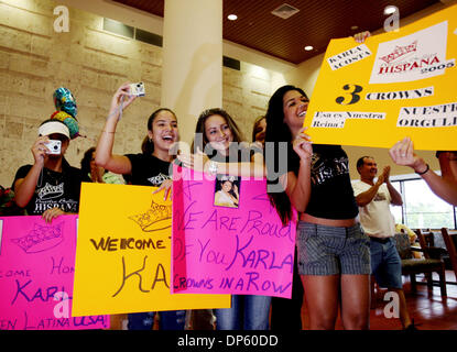 Sep 30, 2006; West Palm Beach, FL, USA; Nuestra Belleza Hispana 2006 Teilnehmer Sthefany Orozco, 16, aus West Palm Beach, von links, Juliana Lozano, 16, aus Wellington, Natalia Rivera, 17, Royal Palm Beach, und Sasha Munoz, 18, aus West Palm Beach, willkommen zu Hause Miss Teen US Latina Festzug Gewinner Karla Acosta, 17, aus West Palm Beach, am Palm Beach International Airport im Westen Stockfoto