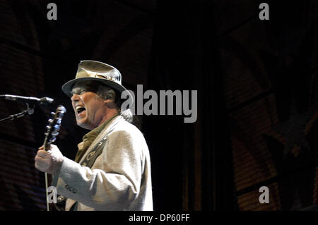 Sep 30, 2006; Camden, New Jersey, USA; Sänger/Musiker NEIL YOUNG führt während der 2006-Farm Aid-Konzert im Hochtöner Center in Camden, New Jersey. Darüber hinaus ist Neil Young Farm Aid Board Member. FARMHILFE feierte am Samstag 21. Fundraising-Veranstaltung für Familienbetriebe. FARMHILFE widmet sich der Entwicklung des ökologischen Landbaus. Obligatorische Credit: Foto von Brooks Smo Stockfoto