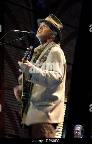 Sep 30, 2006; Camden, New Jersey, USA; Sänger/Musiker NEIL YOUNG führt während der 2006-Farm Aid-Konzert im Hochtöner Center in Camden, New Jersey. Darüber hinaus ist Neil Young Farm Aid Board Member. FARMHILFE feierte am Samstag 21. Fundraising-Veranstaltung für Familienbetriebe. FARMHILFE widmet sich der Entwicklung des ökologischen Landbaus. Obligatorische Credit: Foto von Brooks Smo Stockfoto