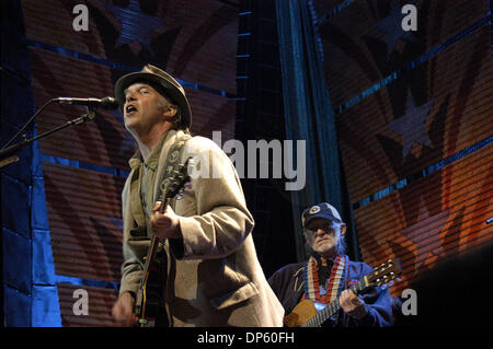 Sep 30, 2006; Camden, New Jersey, USA; Sänger/Musiker NEIL YOUNG führt während der 2006-Farm Aid-Konzert im Hochtöner Center in Camden, New Jersey. Darüber hinaus ist Neil Young Farm Aid Board Member. FARMHILFE feierte am Samstag 21. Fundraising-Veranstaltung für Familienbetriebe. FARMHILFE widmet sich der Entwicklung des ökologischen Landbaus. Obligatorische Credit: Foto von Brooks Smo Stockfoto