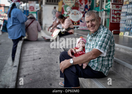 Großvater und Kleinkind. Thailand Südost-Asien Stockfoto