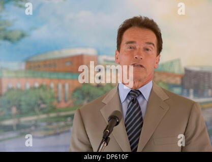 2. Oktober 2006; Los Angeles, Kalifornien, USA; Gouverneur ARNOLD SCHWARZENEGGER spricht zu Mitgliedern der Medien über den Spatenstich für das California Science Center Welt von Ökologie Ausstellung an der California Science Center in Los Angeles, Kalifornien Montag, 2. Oktober 2006. In der Ausstellung werden lebende Pflanzen und Tiere zur erklären, dass wichtige Prinzipien der Ökologie als Gast jeweils der g erkunden Stockfoto