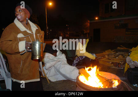 2. Oktober 2006; Richmond, Kalifornien, USA; In den frühen Morgenstunden vor Sonnenaufgang Freiwilligen und camp Demonstrant bereitet Felecia Heywood der frische Kanne Kaffee für die Camper am 4. St. in der Nähe von Macdonald Ave in Richmond chill. Einwohner in der Stadt inszenieren Camp Outs, die Straßengewalt in Richmond zu protestieren. Ein 24 Jahre alter Mann starb während ein Drive-by shooting in Richmond das Eiserne Dreieck ne Stockfoto