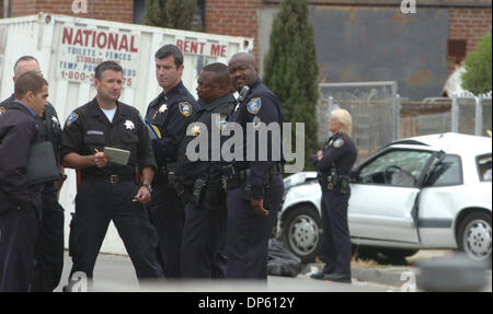 2. Oktober 2006; Richmond, Kalifornien, USA; Richmond Polizei untersuchen die Szene von einem shooting am 1. St. und Macdonald Ave in Richmond am Montag. Ein 24 Jahre alter Mann starb während ein Drive-by shooting in Richmond das Eiserne Dreieck Nachbarschaft nur 3 Blocks vom wo Bewohner ein Lagers, Inszenierung, die Straßengewalt in Richmond zu protestieren. Das shooting begann kurz nach 10:00 bei einem weißen Bu Stockfoto