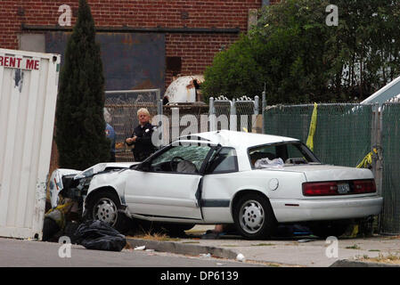 2. Oktober 2006; Richmond, Kalifornien, USA; Ein Richmond Polizei befragt die Szene von einer Schießerei am 1. St. und Macdonald Ave in Richmond. Ein 24 Jahre alter Mann starb während ein Drive-by shooting in Richmond das Eiserne Dreieck Nachbarschaft nur 3 Blocks vom wo Bewohner ein Lagers, Inszenierung, die Straßengewalt in Richmond zu protestieren. Das shooting begann kurz nach 10:00 wenn eine weiße Buick-Überschrift Stockfoto