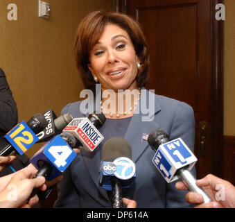 3. Oktober 2006; Manhattan, NY, USA; Kandidat der Republikaner NY Generalstaatsanwalt JEANINE PIRRO spricht auf eine Spendenaktion, die ihr zu Ehren auf der The New York Marriott East an der Lexington Avenue in New York statt. Pirro wurde vor kurzem unter Kontrolle durch die Bundesrepublik Ermittler zum Aufzeichnen von ihrem Ehemann um herauszufinden, ob er eine Affäre hatte angeblich plotten. Obligatorische Credit: Foto von Neil DeCresce Stockfoto