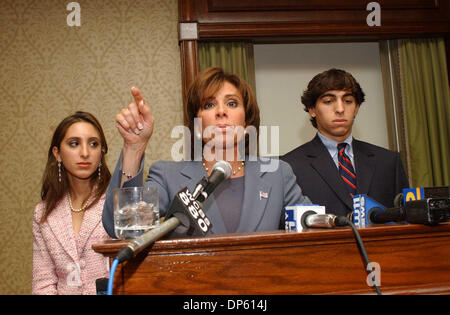 3. Oktober 2006; Manhattan, NY, USA; Republikanische NY Generalstaatsanwalt Kandidat JEANINE PIRRO mit ihrem Sohn Alex und Tochter Kiki auf eine Spendenaktion in Pirros Ehre bei der New York Marriott East an der Lexington Avenue in New York statt. Pirro wurde vor kurzem unter Kontrolle durch die Bundesrepublik Ermittler zum Aufzeichnen von ihrem Ehemann um herauszufinden, ob er eine Affäre hatte angeblich plotten. Mandato Stockfoto