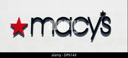 3. Oktober 2006; Newport Beach, CA, USA; Das Zeichen vor Kaufhaus Macy's in Fashion Island in Newport Center. Macy ist eine Kette von amerikanischen Kaufhäuser mit seinen Flagship-Store im Herald Square in New York City, die als die "weltweit größte Store" seit Fertigstellung der Seventh Avenue Addition im Jahre 1924 in Rechnung gestellt. Das Unternehmen betreibt auch zwei andere Nationalflagge Stockfoto