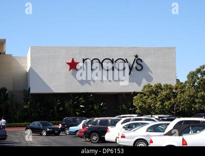 3. Oktober 2006; Newport Beach, CA, USA; Das Zeichen vor Kaufhaus Macy's in Fashion Island in Newport Center. Macy ist eine Kette von amerikanischen Kaufhäuser mit seinen Flagship-Store im Herald Square in New York City, die als die "weltweit größte Store" seit Fertigstellung der Seventh Avenue Addition im Jahre 1924 in Rechnung gestellt. Das Unternehmen betreibt auch zwei andere Nationalflagge Stockfoto