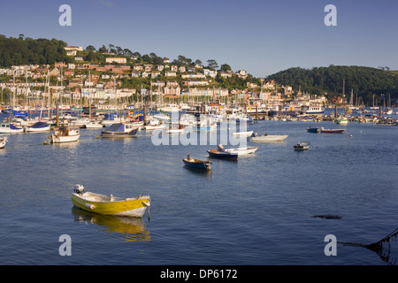 Kingswear betrachtet über die Dart-Mündung von Dartmouth in South Devon, UK. Stockfoto