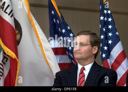 23. Februar 2006; Auburn, CA, USA; Kongressabgeordnete John Doolittle bei der Umwidmung Zeremonie von Robert T. Matsui Federal Courthouse. Präsident George W. Bush ratlos für US-Abgeordneter John Doolittle Roseville republikanischen Heimspiel mit einer Rede vor Anhängern im Serrano Country Club, um die Kongressabgeordneten zu loben. Obligatorische Credit: Foto von Renee C. Byer/Sacramento Biene/ZUMA P Stockfoto