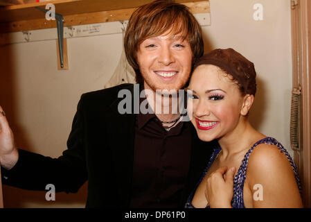 3. Oktober 2006; Manhattan, New York, USA; 2003 DSDS zweiter CLAY AIKEN Besuche Sängerin DIANA DEGARMO hinter den Kulissen im Neil Simon Theatre in New York City Theatre district. DeGarmo, 19, der 2004 DSDS Vize ist derzeit Hauptrolle im Broadway musical "Hairspray". Obligatorische Credit: Foto von Angel Chevrestt/ZUMA Press. (©) Copyright 2006 von Angel Chevrestt Stockfoto