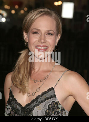 4. Oktober 2006; Los Angeles, Kalifornien, USA;  Schauspielerin JULIE BENZ bei der Weltpremiere von "Man Of The Year" abgehaltenen Graumans Chinese Theater, Hollywood. Obligatorische Credit: Foto von Paul Fenton/ZUMA KPA... (©) Copyright 2006 von Paul Fenton Stockfoto