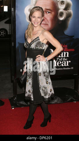 4. Oktober 2006; Los Angeles, Kalifornien, USA;  Schauspielerin JULIE BENZ bei der Weltpremiere von "Man Of The Year" abgehaltenen Graumans Chinese Theater, Hollywood. Obligatorische Credit: Foto von Paul Fenton/ZUMA KPA... (©) Copyright 2006 von Paul Fenton Stockfoto