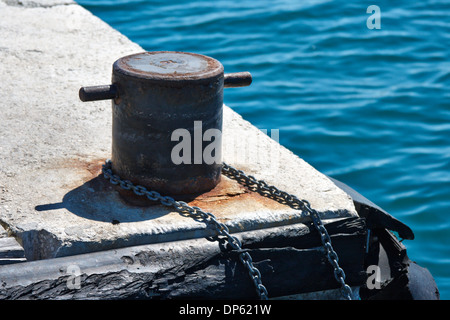 Poller mit Kette am Pier anlegen Stockfoto