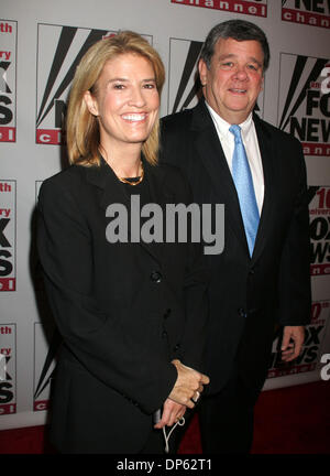 4. Oktober 2006; New York, NY, USA; Nachrichtensprecherin GRETA VAN SUSTEREN und ihr Ehemann JOHN COALE bei Fox News 10. Jahr Jubiläumsparty in der News Corporation Building Kanal. Obligatorische Credit: Foto von Nancy Kaszerman/ZUMA Press. (©) Copyright 2006 von Nancy Kaszerman Stockfoto