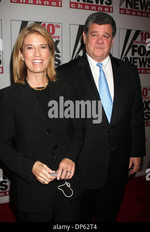 4. Oktober 2006; New York, NY, USA; Nachrichtensprecherin GRETA VAN SUSTEREN und ihr Ehemann JOHN COALE bei Fox News 10. Jahr Jubiläumsparty in der News Corporation Building Kanal. Obligatorische Credit: Foto von Nancy Kaszerman/ZUMA Press. (©) Copyright 2006 von Nancy Kaszerman Stockfoto