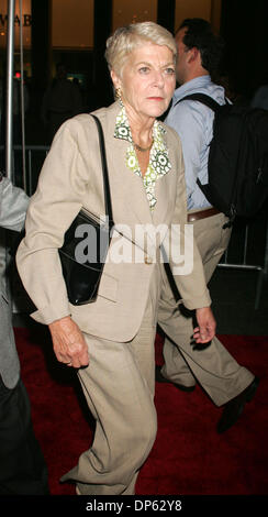 Foto - GERALDINE FERRARO, 75, gestorben 26. März 2011, nach einem langen Kampf mit Blutkrebs. Geboren 26. August 1935 in Newburgh, New York, war sie ein Queens-Kongressabgeordnete, die im Jahr 1984 wurde die erste Frau auf einer Hauptpartei Präsidenten Ticket, als der demokratische Kandidat für Vizepräsident sein. Im Bild: 4. Oktober 2006 - New York, NY, USA - GERALDINE FERRARO bei Fox News Channel 10. Y Stockfoto