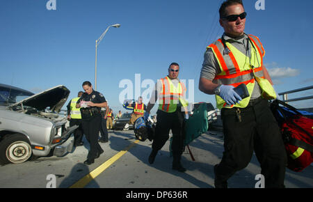 4. Oktober 2006; Stuart, FL, USA; Ein drei-Wagen-Unfall blockiert die alte Roosevelt Brücke ca. 08:00  Obligatorische Credit: Foto von Vada Mossavat/Palm Beach Post/ZUMA Press. (©) Copyright 2006 von Palm Beach Post Stockfoto