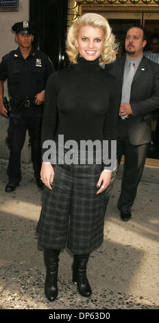 4. Oktober 2006; New York, NY, USA; Schauspielerin JESSICA SIMPSON fördert ihre neue "Employee of the Month" manchmal Platz. Obligatorische Credit: Foto von Nancy Kaszerman/ZUMA Press. (©) Copyright 2006 von Nancy Kaszerman Stockfoto