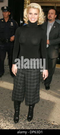 4. Oktober 2006; New York, NY, USA; Schauspielerin JESSICA SIMPSON fördert ihre neue "Employee of the Month" manchmal Platz. Obligatorische Credit: Foto von Nancy Kaszerman/ZUMA Press. (©) Copyright 2006 von Nancy Kaszerman Stockfoto