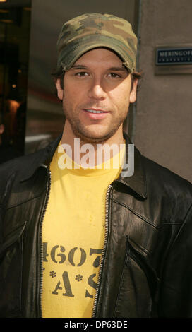 4. Oktober 2006; New York, NY, USA; Darsteller DANE COOK fördert seine neue "Employee of the Month" manchmal Platz. Obligatorische Credit: Foto von Nancy Kaszerman/ZUMA Press. (©) Copyright 2006 von Nancy Kaszerman Stockfoto