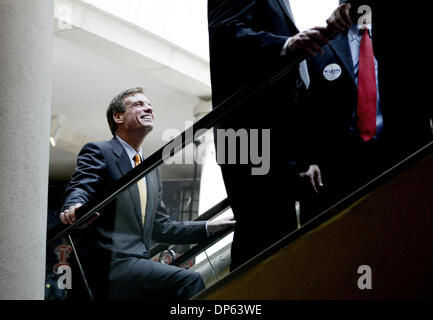 5. Oktober 2006; West Palm Beach, FL, USA; Ehemalige Virginia Gouverneur MARK WARNER steigt die Rolltreppe auf seinem Weg zu einem Mittagessen nutzen mit anderen Kandidaten der Demokraten Tim Mahoney und Ron Klein Donnerstag im Marks CityPlace Restaurant CityPlace in West Palm Beach.  Obligatorische Credit: Foto von Erik M. Lunsford/Palm Beach Post/ZUMA Press. (©) Copyright 2006 von Palm Beach Post Stockfoto