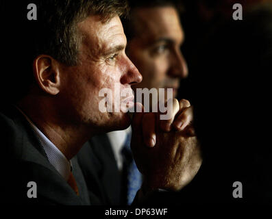 5. Oktober 2006; West Palm Beach, FL, USA; Ehemalige Virginia Gouverneur MARK WARNER steigt die Rolltreppe auf seinem Weg zu einem Mittagessen nutzen mit anderen Kandidaten der Demokraten Tim Mahoney und Ron Klein Donnerstag im Marks CityPlace Restaurant CityPlace in West Palm Beach.  Obligatorische Credit: Foto von Erik M. Lunsford/Palm Beach Post/ZUMA Press. (©) Copyright 2006 von Palm Beach Post Stockfoto