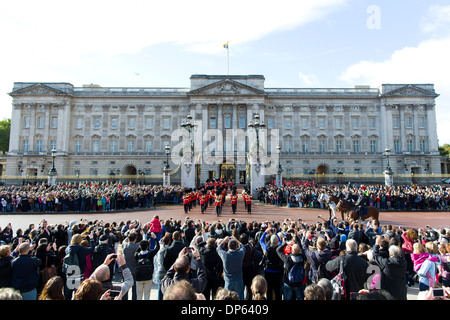 Massen von Touristen beobachten Sie die Wachablösung vor dem Buckingham Palace in London. Stockfoto