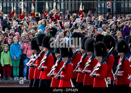 Massen von Touristen beobachten Sie die Wachablösung vor dem Buckingham Palace in London. Stockfoto