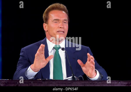 7. Oktober 2006; Sacramento, Kalifornien, USA; Gouverneur ARNOLD SCHWARZENEGGER beantwortet eine Frage während der Debatte zum Gouverneur an der Sacramento State University. Obligatorische Credit: Foto von Brian Bär/Sacramento Bee/ZUMA Press. (©) Copyright 2006 von Sacramento Bee Stockfoto