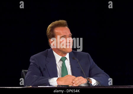 7. Oktober 2006; Sacramento, Kalifornien, USA; Gouverneur ARNOLD SCHWARZENEGGER lächelt während der Debatte zum Gouverneur an der Sacramento State University. Obligatorische Credit: Foto von Brian Bär/Sacramento Bee/ZUMA Press. (©) Copyright 2006 von Sacramento Bee Stockfoto