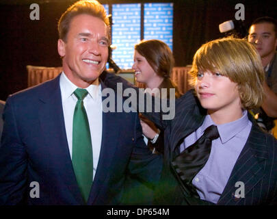 7. Oktober 2006; Sacramento, Kalifornien, USA; Gouverneur ARNOLD SCHWARZENEGGER begrüßt seinen Sohn Patrick, Anschluss an die Debatte zum Gouverneur mit Schatzmeister Phil Angelides Sacramento State University. Obligatorische Credit: Foto von Brian Bär/Sacramento Bee/ZUMA Press. (©) Copyright 2006 von Sacramento Bee Stockfoto