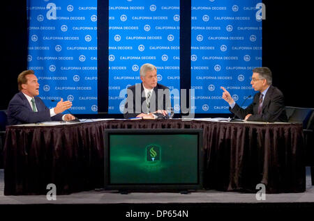 7. Oktober 2006; Sacramento, Kalifornien, USA; Gouverneur ARNOLD SCHWARZENEGGER und Schatzmeister PHIL ANGELIDES antreten in der Debatte zum Gouverneur an der Sacramento State University. In der ersten und einzigen Aussprache für die Kampagne geplant kämpfte sie die Leitung des kalifornischen Wirtschaft, über Hochschulbildung Gebühren, Steuern und den Zustand der Mittelschicht unterscheiden. Obligatorische Credit: Pho Stockfoto