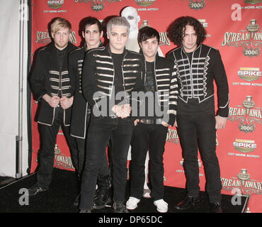 7. Oktober 2006; Los Angeles, Kalifornien, USA;   MY CHEMICAL ROMANCE Musiker bei den 2006 Scream Awards - statt Drucksaal am Pantages Theatre in Hollywood. Obligatorische Credit: Foto von Paul Fenton/ZUMA KPA... (©) Copyright 2006 von Paul Fenton Stockfoto