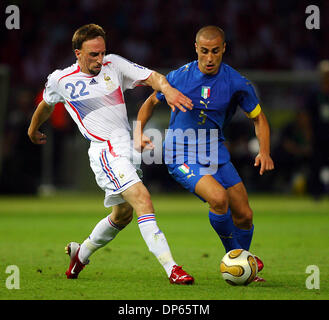9. Juli 2006 - Olympiastadion, BERLIN, Deutschland - Franck Ribery & Fabio Cannavaro... ITALIEN V FRANKREICH... Franck Ribery & Fabio Cannavaro.ITALY / Frankreich. OLYMPIASTADION, BERLIN-DEUTSCHLAND-07-09-2006.K48556.  -PHOTOS(Credit Image: © Globe Photos/ZUMAPRESS.com) Stockfoto