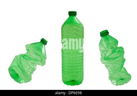 Grüne Kunststoff-Flaschen isoliert auf weißem Hintergrund Stockfoto