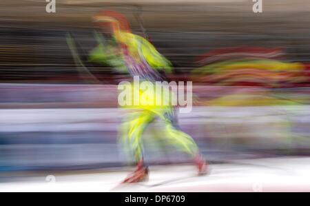 Ruhpolding, Deutschland. 8. Januar 2014. Eine Biathletin Züge während der Biathlon-Weltcup in der Chiemgau Arena in Ruhpolding, Deutschland, 8. Januar 2014. Foto: SVEN HOPPE/Dpa/Alamy Live News Stockfoto