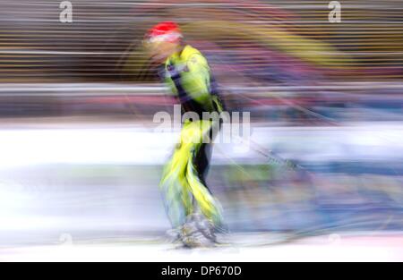 Ruhpolding, Deutschland. 8. Januar 2014. Eine Biathletin Züge während der Biathlon-Weltcup in der Chiemgau Arena in Ruhpolding, Deutschland, 8. Januar 2014. Foto: SVEN HOPPE/Dpa/Alamy Live News Stockfoto