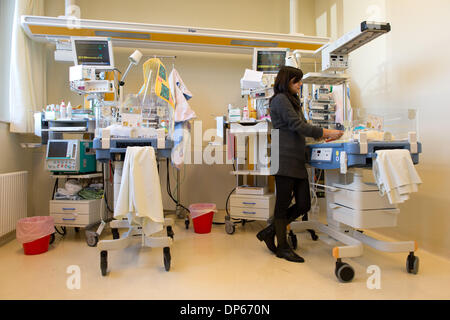 Braunschweig, Deutschland. 7. Januar 2014. Eine Mutter steht zwischen Inkubatoren, in denen ihre beiden vorzeitige gelieferten Söhne Maxim und Valentin (R) in einem Raum von der pädiatrischen Intensivstation des Klinikum Braunschweig in Braunschweig, Deutschland, 7. Januar 2014 liegen. Die Intensivstation für Kinder inzwischen existiert schon seit 35 Jahren und ist damit der älteste Intensivstation für Frühgeborene und Kinder in Niedersachsen. Foto: Jochen Luebke/Dpa/Alamy Live News Stockfoto