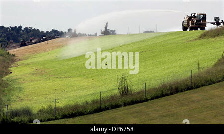 6. Oktober 2006; Hafen Mayaca, FL, USA; Bauarbeiter sind damit beschäftigt, die Außenwand von Herbert Hoover Dike wiederherstellen, nachdem Beamte beschlossen, einen neuen Plan zur Stärkung der Deich zu suchen.  Obligatorische Credit: Foto von Paul J. Milette/Palm Beach Post/ZUMA Press. (©) Copyright 2006 von Palm Beach Post Stockfoto