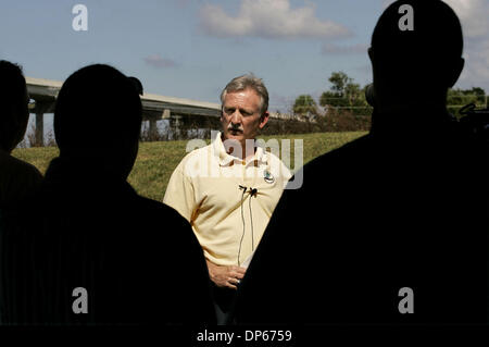 6. Oktober 2006; Hafen Mayaca, FL, USA;  Steve Duba, Leiter der Technikabteilung für den Jacksonville-Bezirk von der U. S. Army Corps of Engineers, traf sich mit der Presse im Hafen Mayaca Freitag um zu reden über das Corps neuen Plan, um den Deich zu stärken.  Obligatorische Credit: Foto von Paul J. Milette/Palm Beach Post/ZUMA Press. (©) Copyright 2006 von Palm Beach Post Stockfoto