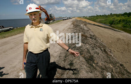 6. Oktober 2006; Hafen Mayaca, FL, USA; Steve Duba, Leiter der Technikabteilung für den Jacksonville-Bezirk von der U. S. Army Corps of Engineers, traf sich mit der Presse im Hafen Mayaca Freitag um zu reden über das Corps neuen Plan, um den Deich zu stärken. Aktuelle Arbeit auf eine vier und eine halbe Meile südlich von Port Mayaca beendet wurde und Besatzungen sind wiederherstellen die zus. Stockfoto