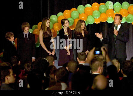 7. Oktober 2006; Sacramento, Kalifornien, USA; Kaliforniens Gouverneur ARNOLD SCHWARZENEGGER, richtig, dank seiner Familie von links nach rechts, CHRISTOPHER, PATRICK, CHRISTINA, KATHERINE und erste Dame MARIA SHRIVER über den Post-Debatte-Sieg feiern im Sacramento Convention Center am Samstag.  Obligatorische Credit: Foto von Renee C. Byer/Sacramento Biene/ZUMA Press. (©) Copyright 2006 von Sacramento Bee Stockfoto