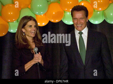 7. Oktober 2006; Sacramento, Kalifornien, USA; Kaliforniens Gouverneur ARNOLD SCHWARZENEGGER, Recht, teilt einen lachen mit seiner Frau erste Dame MARIA SHRIVER, verließ, bat sie, auf der Post Debatte Sieg Party im Sacramento Convention Center am Samstag zu sprechen. Obligatorische Credit: Foto von Renee C. Byer/Sacramento Biene/ZUMA Press. (©) Copyright 2006 von Sacramento Bee Stockfoto